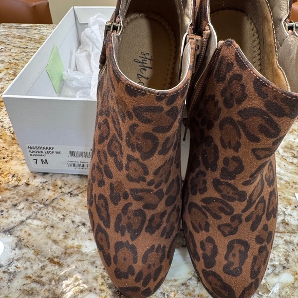 Style & Co. Leopard faux suede ankle boots Excellent UNUSED condition!! 7M - Picture 3 of 16